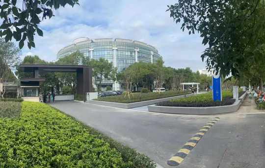 寶山大場(chǎng)這幢辦公樓下建了個(gè)小公園！