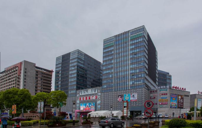 上海蓮花國際廣場：地鐵上蓋，交通樞紐旁的都市綠洲
